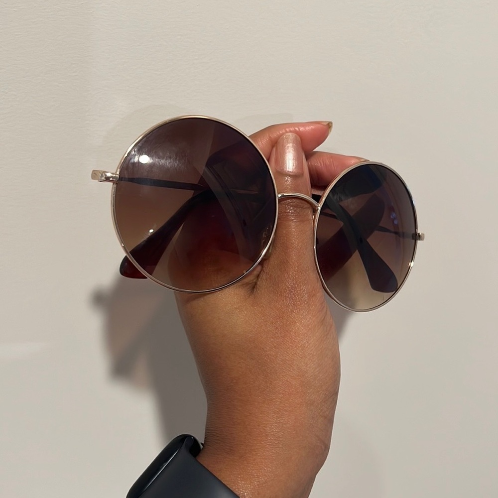 Gold round sunglasses